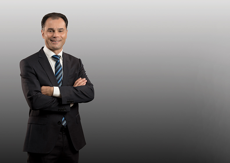Seddiq Hassani, dirigeant marocain de LafargeHolcim, incarne innovation et stratégie, inspirant la jeunesse marocaine et africaine