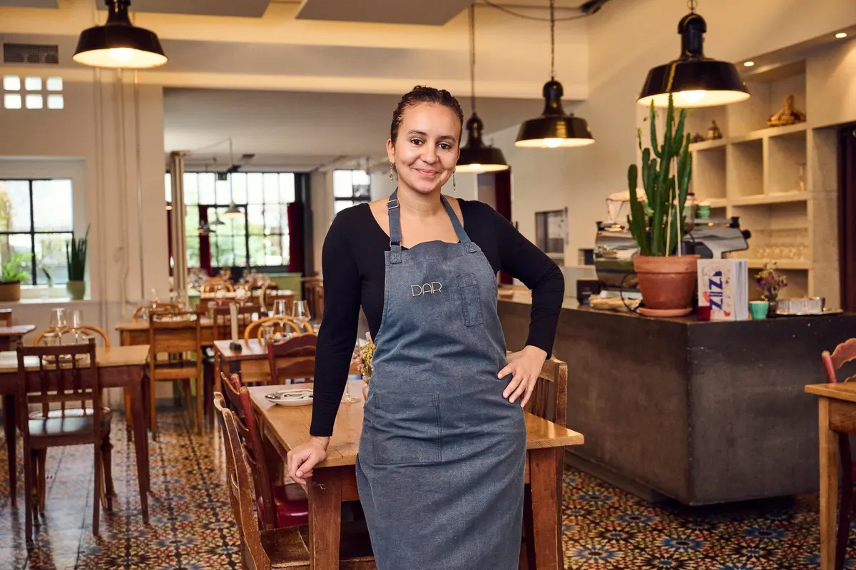 Zineb Hattab, cheffe maroco-suisse, décroche la 1re étoile Michelin vegan en Suisse avec KLE, symbole d’innovation et durabilité